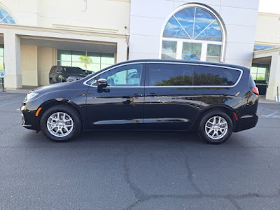 2025 Chrysler Pacifica Select